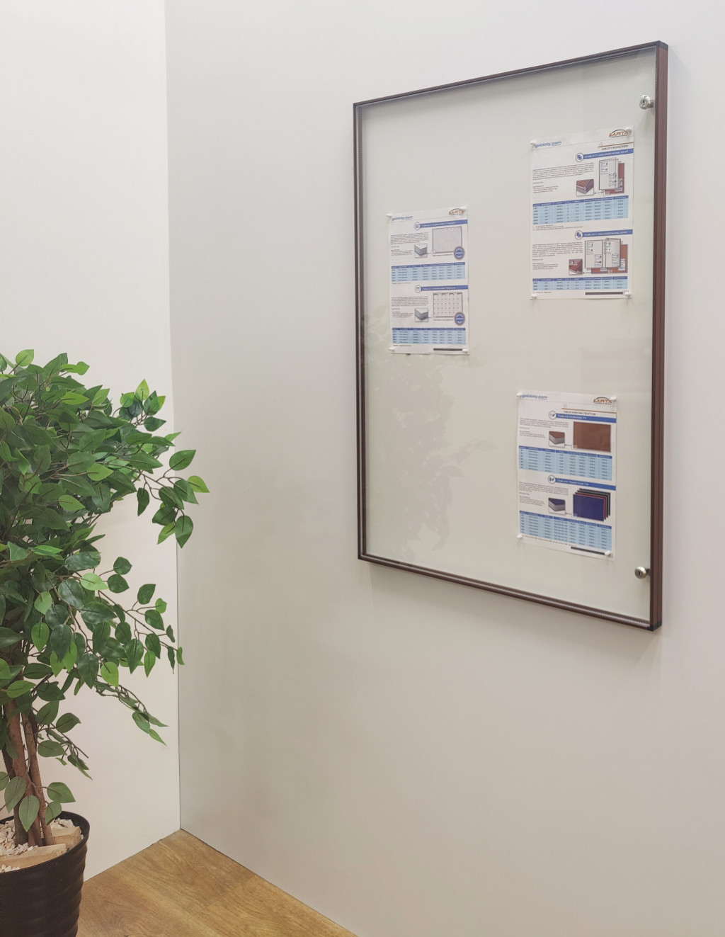 Gablota GMR z ramą w kolorze brązowym